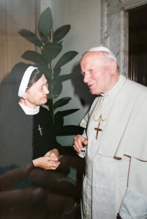 Matka Maria Teresa (z domu Stanisława Jasionowicz), siostra Zgromadzenia Sióstr Najświętszej Rodziny z Nazaretu, i papież Jan Paweł II. Fotokopia zdjęcia ze zbiorów prywatnych siostry Marii Teresy Jasionowicz, pozyskana w ramach notacji przeprowadzanej przez IPN