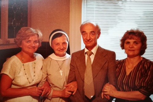 Siostra Maria Teresa wśród swego rodzeństwa, z którym przetrwała nieludzką ziemię. Od prawej kolejno: Janina, Edward, Stanisława (s. Maria Teresa) i Monika. Fotokopia zdjęcia ze zbiorów prywatnych siostry Marii Teresy Jasionowicz, pozyskana w ramach notacji przeprowadzanej przez IPN