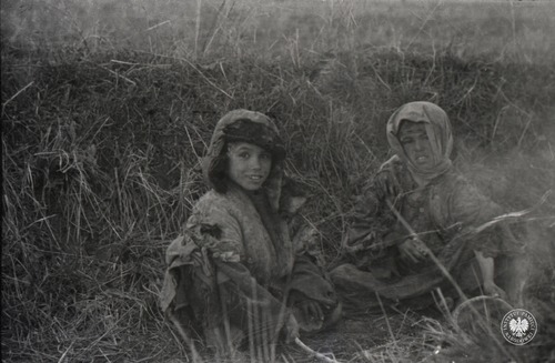 Ze szlaku armii gen. Andersa – dzieci na nieludzkiej rosyjskiej ziemi. Autor fotografii: Tadeusz Mąkosza. Zdjęcie do zasobu IPN zostało przekazane w ramach daru prywatnego przez p. Kazimierza Mąkoszę. Fot. z zasobu IPN