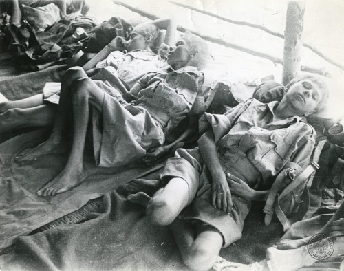 „Wykąpane i jako tako już ubrane dziewczęta – w śmiertelnem znużeniu. Dziewczynki uratowane przez Armię gen. Wł. Andersa” (z rewersu zdjęcia), rok 1941. Cyfrowa kopia fotografii przekazana do IPN przez Instytut J. Piłsudskiego w Ameryce z siedzibą w Nowym Jorku, właściciela i dysponenta oryginału. Fot. z zasobu IPN