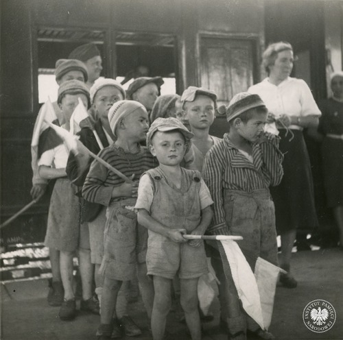 Pomimo doznanego od Rosjan zła – niezłamane. Dzieci polskie przed ratunkowym wyjazdem z nieludzkiej ziemi, rok 1942. Cyfrowa kopia fotografii przekazana do IPN przez Instytut J. Piłsudskiego w Ameryce z siedzibą w Nowym Jorku, właściciela i dysponenta oryginału. Fot. z zasobu IPN