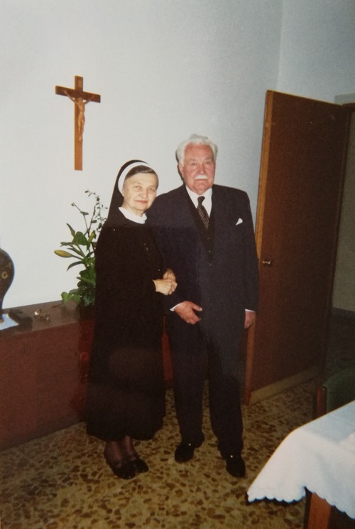 Siostra Maria Teresa (z d. Jasionowicz) i Ryszard Kaczorowski, Prezydent RP na uchodźstwie. Fotokopia zdjęcia ze zbiorów prywatnych siostry Marii Teresy Jasionowicz, pozyskana w ramach notacji przeprowadzanej przez IPN
