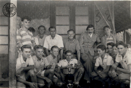 The football team after winning the tournament. Standing from left: unknown, unknown, unknown, Alojzy Błach, Józef Kucharski, Antoni Maniak, scoutmaster Zdzisław Peszkowski, unknown; kneeling from left: Karol Siara, Stanisław Ucinek, Stanisław Kalwaitys, Zbigniew Nowicki, Stanisław Wasiuk, unknown, unknown, Ryszard Godlewski. Polish Camp in Valivade, 1944-1947. Photo from the archives of the Institute of National Remembrance