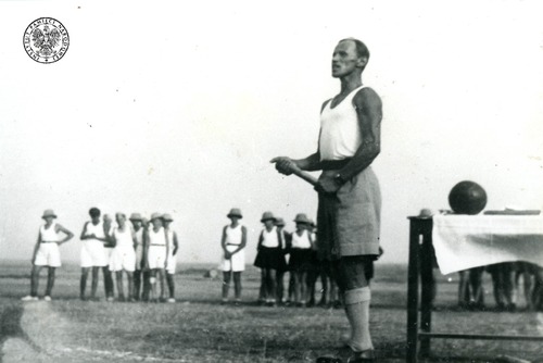Antoni Maniak, the camp’s coach and former Pogoń Lwów footballer, during the School Olympics. Polish Children's Camp in Balachadi, 1945. Photo from the archives of the Institute of National Remembrance