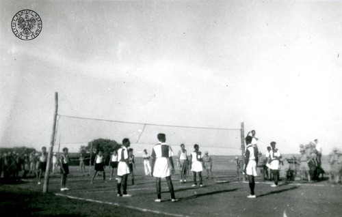 International volleyball match: Poland (Polish Children's Camp in Balachadi) vs. India (Okha Navy). Polish Children's Camp in Balachadi, 1942-1946. Photo from the archives of the Institute of National Remembrance