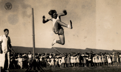 Jerzy Kowalski during the high jump. Polish Refugee Camp in Valivade, 1946. Photo from the archives of the Institute of National Remembrance