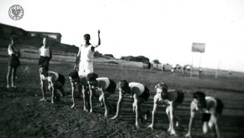 Athletes preparing for the 100-metre race, from right: Wiesław Stypuła, Stefan Bukowski, Marian Różański. Antoni Maniak gives the starting signal. Polish Children's Camp in Balachadi, 1945. Photo from the archives of the Institute of National Remembrance