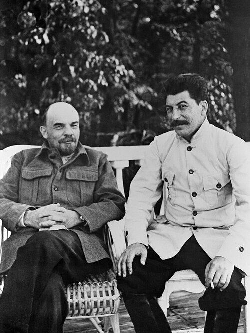Lenin i Stalin w Gorkach, 1922 r. (fot. domena publiczna)
