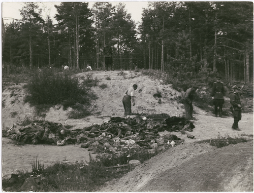 Prace ekshumacyjne prowadzone w sierpniu 1944 r. w Ponarach (fot. z zasobu AIPN)