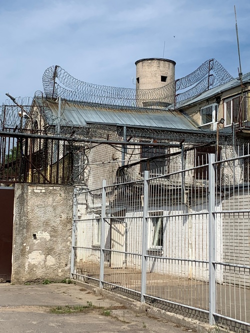 Współczesny widok bramy więzienia w Prawieniszkach (2023 r.), gdzie w latach 1941-1944 funkcjonował Zwangsarbeitslager Provenischken (fot. M. Tomkiewicz)