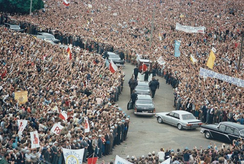 an Paweł II w papamobile wjeżdża na Stadion Dziesięciolecia w Warszawie w towarzystwie samochodów z ochroniarzami. Warszawa, 17 czerwca 1983 r. Fot. Stanisław Składanowski (fot. z zasobu IPN)