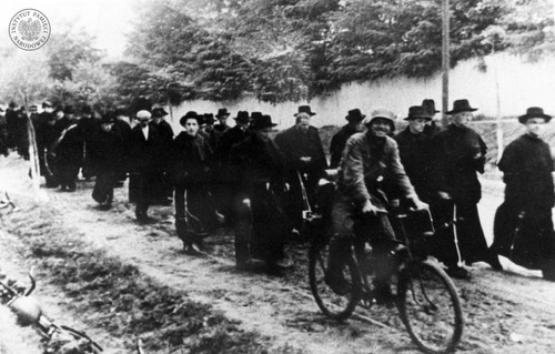 Zakonnicy z Niepokalanowa wyprowadzani do obozu Amtitz (Gębice), filii Stalagu IIIB Fürstenberg, październik 1939 r.