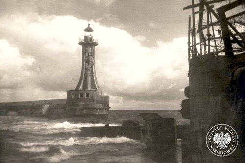 Wejście do portu w Gdyni zablokowane przez wrak okrętu „Gneisenau”, 1947 r. (fot. z zasobu AIPN)