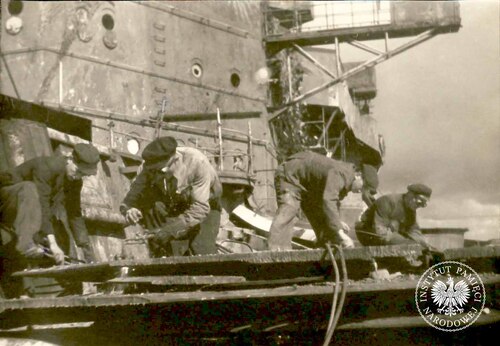 Wrak okrętu „Gneisenau”, 1947 r. (fot. z zasobu AIPN)