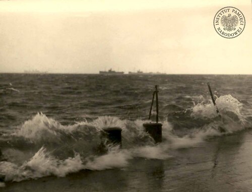 Wrak okrętu „Gneisenau”, 1947 r. (fot. z zasobu AIPN)
