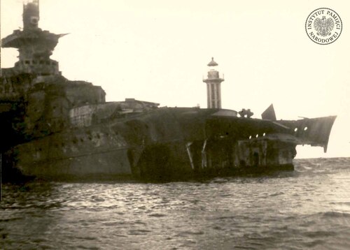 Wrak okrętu „Gneisenau”, 1947 r. (fot. z zasobu AIPN)
