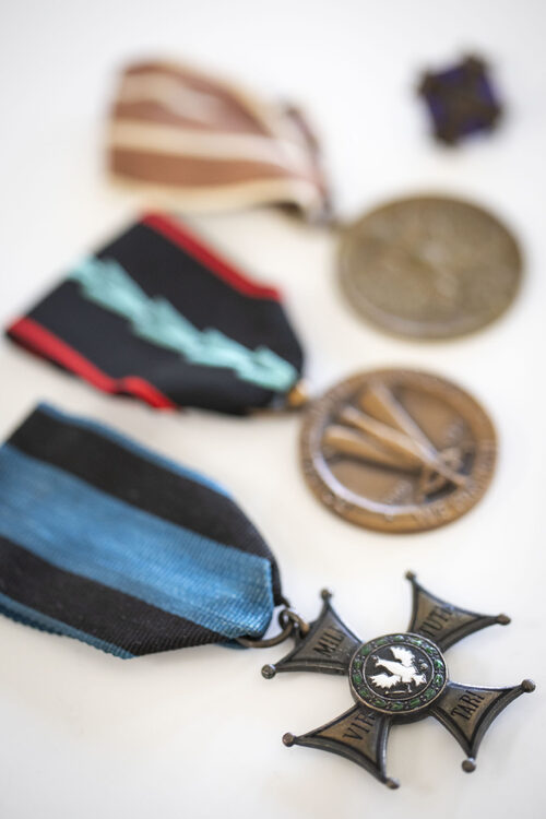 Odznaczenia Stefana Dembińskiego, m.in. order Virtutti Militari (V klasa), fot. Angelika Kobylarz-Rycak (AIPN)