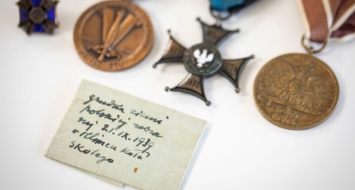 Grudka ziemi polskiej zabranej w Klimcu koło Skolego w 1939 r., fot. Angelika Kobylarz-Rycak (AIPN)