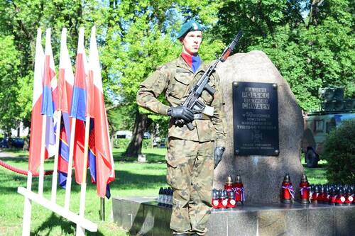 Pomnik Powstania Warszawskiego u zbiegu uli Czerkaskiej i Gdańskiej w Bydgoszczy, 2015 r. (fot. IPN)