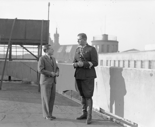 Komendant krakowskiej Policji Państwowej Aleksander Reszczyński w rozmowie z dyrektorem koncernu prasowego Ilustrowanego Kuriera Codziennego Kazimierzem Dobiją, 1934 r. (fot z zasobu NAC)