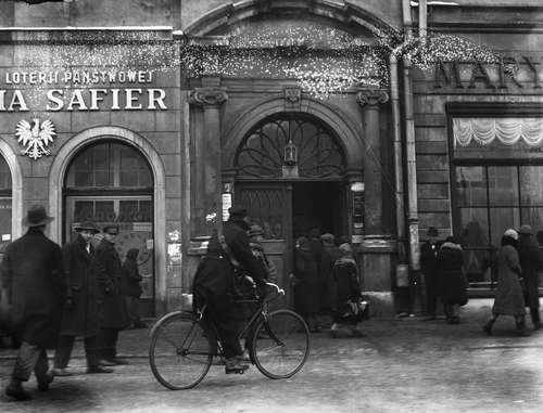 Widok zewnętrzny "Szarej Kamienicy", w której mieścił się m.in. lokal krakowskiego Stronnictwa Narodowego, 1936 r. (fot. z zasobu NAC)
