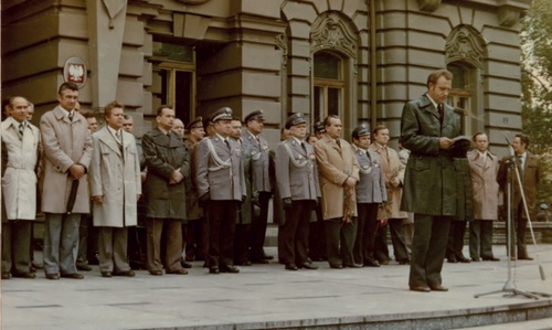 Przedstawiciele władz wojewódzkich: Józef Schiller (trzeci od lewej), Lech Bafia (czwarty od lewej), Henryk Kostecki (na pierwszym planie), październik 1977 r. (fot. z zasobu AIPN)
