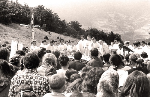 Oazowa Msza św. pod przewodnictwem ks. Franciszka Blachnickiego na górze Błyszcz, 1973 r. 9(fot. ze zbiorów AGRŚŻ)