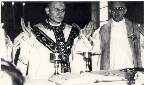 Kard. Karol Wojtyła i ks. Franciszek Blachnicki, Msza św. w Brzegach, 1 listopada 1976 r (fot. z zasobu AIPN)