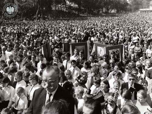 Tłum wiernych podczas mszy przed kościołem. Święta Lipka, 11 sierpnia 1968 r. (fot. z zasobu AIPN)