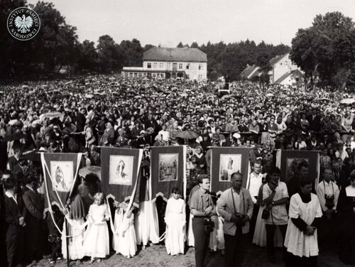 Tłum wiernych podczas mszy przed kościołem. Święta Lipka, 11 sierpnia 1968 r. (fot. z zasobu  AIPN)