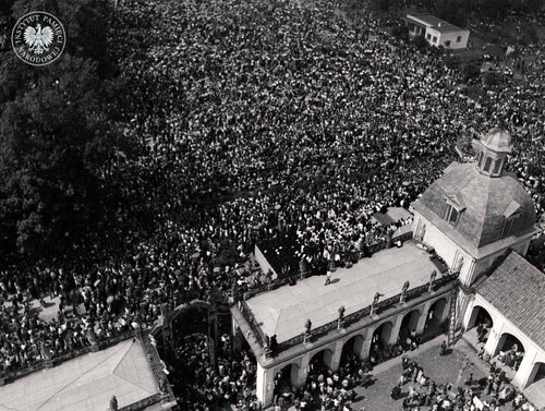 Zabudowania kościoła oraz wierni uczestniczący we mszy. Święta Lipka, 11 sierpnia 1968 r. (fot. z zasobu AIPN)