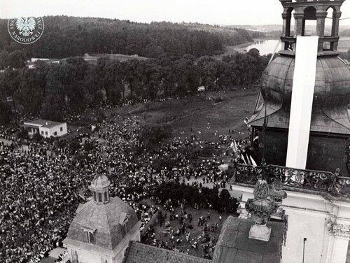 Wieża kościoła w Świętej Lipce ozdobiona flagą, w tle jezioro Wyrbel. Święta Lipka, 11 sierpnia 1968 r. (fot. z zasobu AIPN)