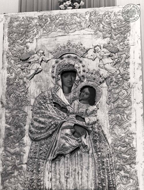 Koronowany obraz Matki Boskiej Świętolipskiej. Święta Lipka, 11 sierpnia 1968 r. (fot. z zasobu AIPN)