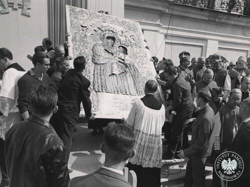 Zdejmowanie obrazu Matki Boskiej Świętolipskiej po mszy. Święta Lipka, 11 sierpnia 1968 r. (fot. z zasobu AIPN)