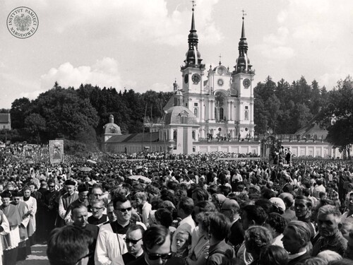 Grupa księży idących z obrazem Matki Boskiej Świętolipskiej wśród wiernych, w tle Sanktuarium Maryjne. Święta Lipka, 11 sierpnia 1968 r. (fot. z zasobu AIPN)