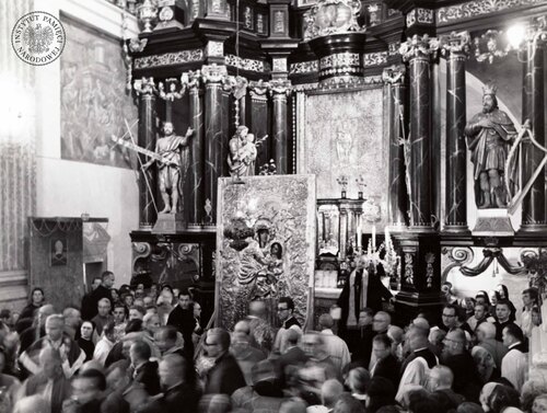 Ukoronowany obraz Matki Boskiej Świętolipskiej przed ołtarzem w kościele. Święta Lipka, 11 sierpnia 1968 r. (fot. z zasobu AIPN)