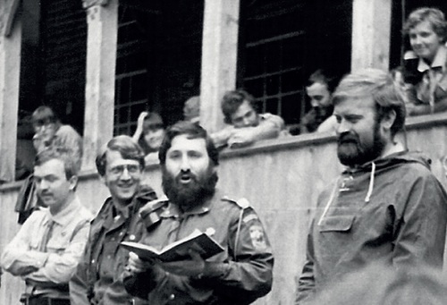 Zbiórka Kręgu Instruktorów Harcerskich im. A. Małkowskiego, Wiktorówki, maj 1981 r. Od prawej: hm. Kazimierz Wiatr, hm. Stanisław Czopowicz, z lewej: Maciej Krupa (fot. ze zbiorów Marcina Kapusty)