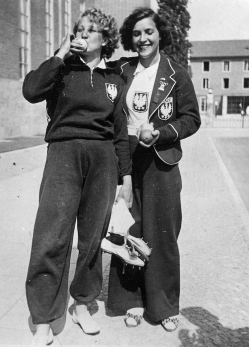 Jadwiga Wajsówna i Maria Kwaśniewska - reprezentantki Polski na Olimpiadzie w Berlinie w 1936 r. (fot. z zasobu AIPN)