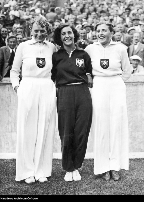 Medalistki olimpijskie w rzucie oszczepem. Stoją od lewej: Niemka Tilly Fleischer (złoto), Polka Maria Kwaśniewska (brąz), Niemka Luise Kruger (srebro). Berlin, 1936 r. (fot. z zasobu NAC)