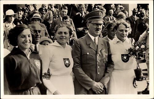 Medalistki olimpijskie w rzucie oszczepem na fotografii z przywódcą III Rzeszy. Stoją od lewej: Maria Kwaśniewska (brąz), Luise Krüger (srebro), Adolf Hitler i Tilly Fleischer (złoto). Berlin, 1936 r. (fot. z zasobu Muzeum Sportu i Turystyki w Warszawie)