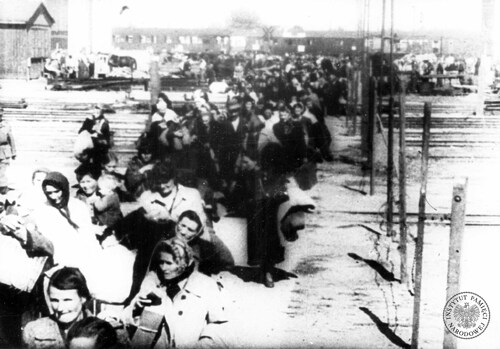 Wejście wysiedlonych z Woli mieszkańców Warszawy do obozu w Pruszkowie, sierpień 1944 r. (fot. z zasobu AIPN)