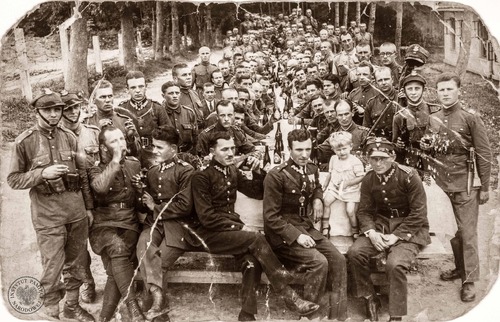 Żołnierze 10. Batalionu Administracyjnego w Przemyślu w dniu Święta Żołnierza, 15 sierpnia 1929 r. Zdjęcie pochodzi z kolekcji przekazanej do zasobu IPN przez p. Małgorzatę Czach (fot. z zasobu AIPN)