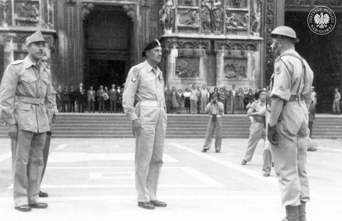 Apel żołnierzy 2. Korpusu Polskiego na placu przed katedrą Narodzin św. Marii w Mediolanie z okazji Święta Żołnierza. Pośrodku raport przyjmuje generał dywizji Władysław Anders. Mediolan, 15 sierpnia 1946 r. Zdjęcie z kolekcji Romana Chadalskiego, przekazanej do zasobu IPN przez p. Krystynę Godzik (fot. z zasobu AIPN)