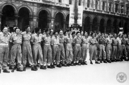 Apel żołnierzy 2. Korpusu Polskiego na placu przed katedrą Narodzin św. Marii w Mediolanie z okazji Święta Żołnierza. Mediolan, 15 sierpnia 1946 r. Zdjęcie z kolekcji Romana Chadalskiego, przekazanej do zasobu IPN przez p. Krystynę Godzik (fot. z zasobu AIPN)