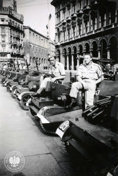 Żołnierze 4. Wołyńskiej Brygady Piechoty na Universal Carrier (brytyjskich gąsienicowych lekkich transporterach opancerzonych) przed defiladą w Mediolanie z okazji Święta Żołnierza. Mediolan, 15 sierpnia 1946 r. Zdjęcie z kolekcji kpt. Edwarda Czwaczki, przekazanej do zasobu IPN przez p. Annę Czwaczkę (fot. z zasobu AIPN)