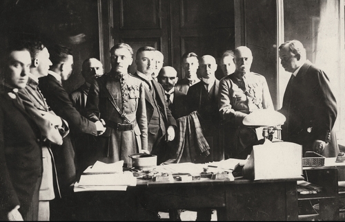 Przejmowanie urzędów śląskich od Międzysojuszniczej Komisji Rządzącej  i Plebiscytowej przez przedstawicieli rządu polskiego; Józef Rymer szósty od prawej,  pierwszy z prawej Wojciech Korfanty, 1922 r. (fot. NAC)