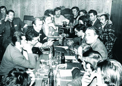 Negocjacje z wicewojewodą Zdzisławem Barczewskim. Naprzeciw wicewojewody siedzą: Czesław Dobropolski i Jerzy Lewicki. z mikrofonem. Na samym dole fotografii  Ryszard Sawicki w lewy rogu i  Jerzy Węglarz w prawym rogu. Na zdjęciu widać też Stanisława Orzecha z papierosem, w górnym lewym rogu, Jerzego Sławińskiego – drugi od Jerzego Lewickiego oraz Kazimierza Urbana i Seweryna Szkudlarka, z wąsem, w prawym górnym rogu. Urząd Wojewódzki w Legnicy 28-29 listopada 1980 roku