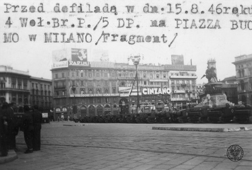 Pojazdy 4. Wołyńskiej Brygady Piechoty, wchodzącej w skład 5. Kresowej Dywizji Piechoty, zgromadzone na Piazza del Duomo przed defiladą z okazji Święta Żołnierza i rozpoczęciem przerzutu korpusu z Włoch do Wielkiej Brytanii. Widoczne głównie różne wersje lekkich transporterów gąsienicowych z rodziny Universal Carrier. Mediolan, 15 sierpnia 1946 r. Autor: nieznany (fot. z zasobu IPN)