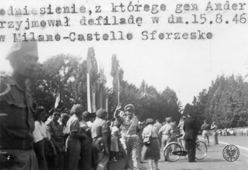 Ludzie zgromadzeni przy podwyższeniu przed zamkiem Sforzów (wł. Castello Sforzesco), z którego dowódca 2. Korpusu Polskiego, gen. dyw. Władysław Anders, przyjmował defiladę oddziałów 4. Wołyńskiej Brygady Piechoty, wchodzącej w skład 5. Kresowej Dywizji Piechoty, z okazji Święta Żołnierza i rozpoczęcia przerzutu korpusu z Włoch do Wielkiej Brytanii. Mediolan, 15 sierpnia 1946 r. Autor: nieznany (fot. z zasobu IPN)
