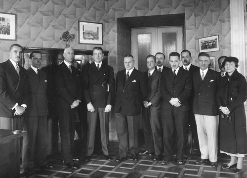 Apoloniusz Zarychta (second from left), head of the Ministry of Foreign Affairs' Emigration Policy Department, stands next to Władysław Raczkiewicz (third from left), future president of the Republic of Poland, here in his role as President of the World Association of Poles Abroad, during a meeting with U.S. Ambassador to Poland John Cudahy (fourth from left). Photo from circa 1936-1937. (Photo from the National Digital Archives)